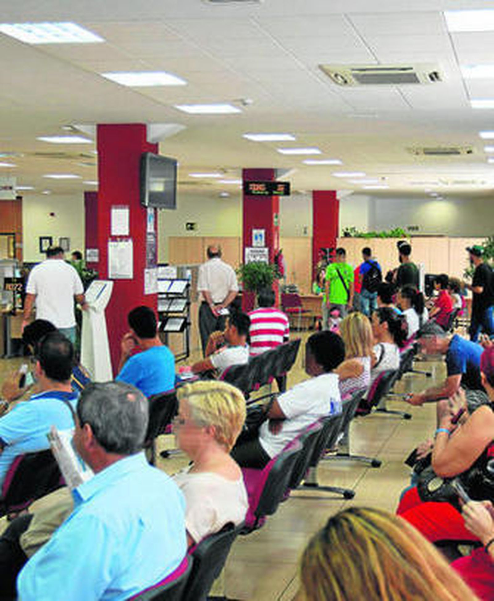 Varios afectados volvieron a acudir ayer a la sede de Gestrisam, en Tabacalera, para reclamar el desbloqueo.