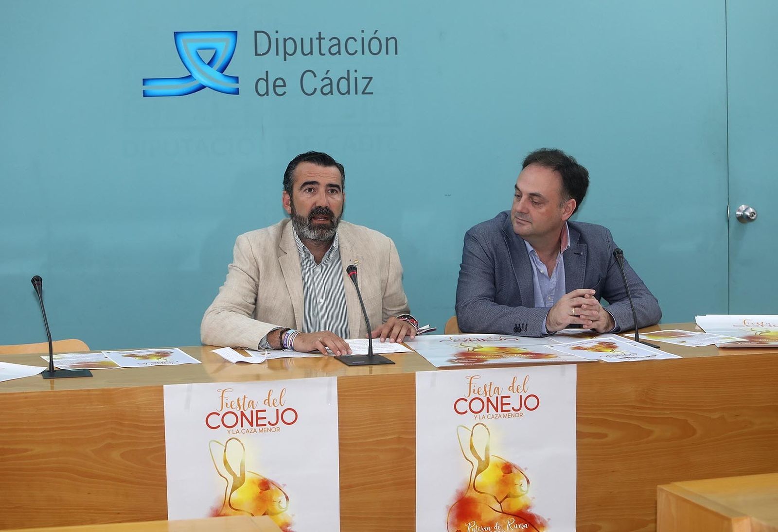 Representantes de la Diputación y el Ayuntamiento de Paterna de Rivera.