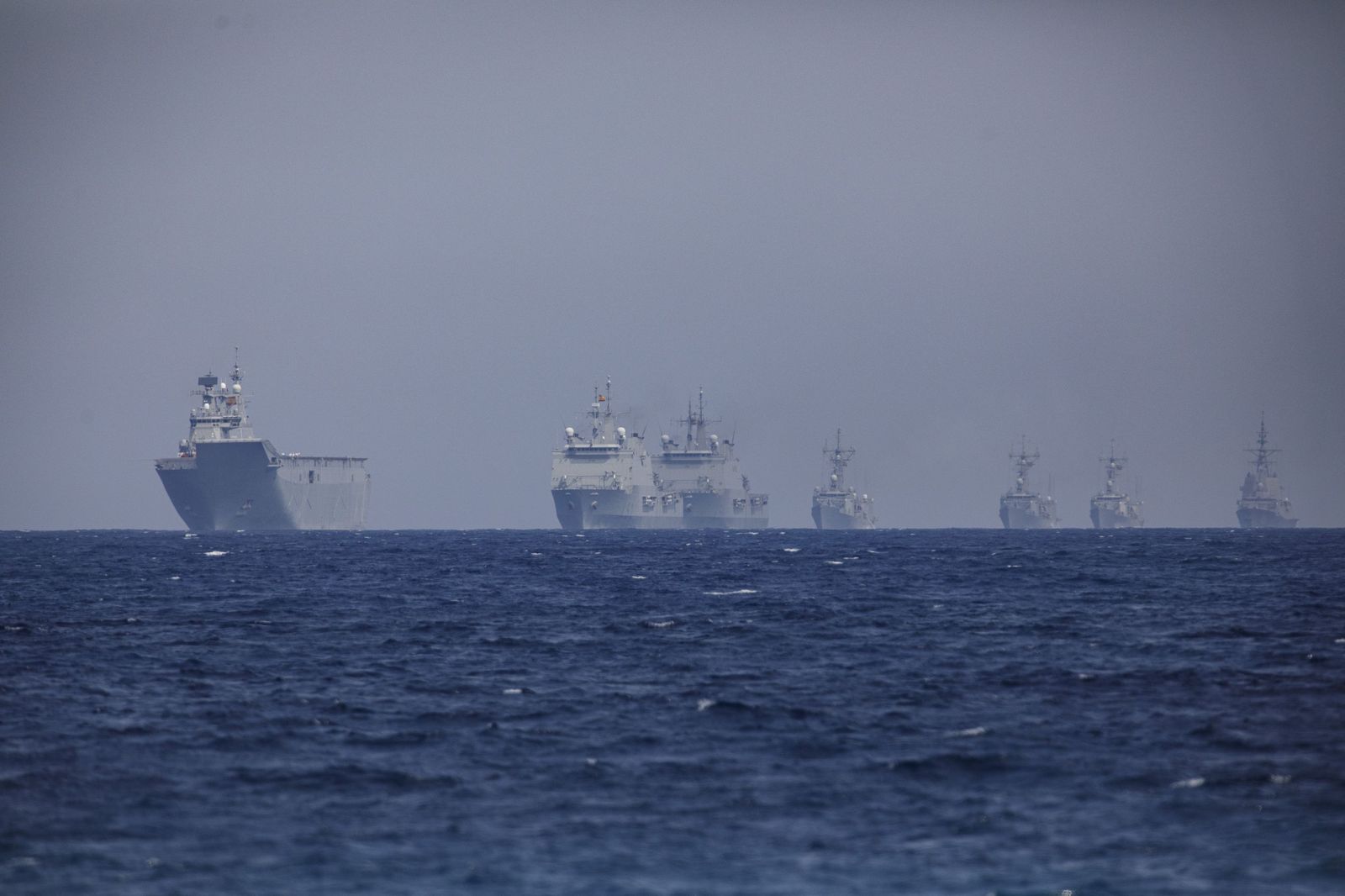Las Fuerzas Armadas desembarcan en Motril: buques, paracaidistas y helicópteros en primera línea de playa