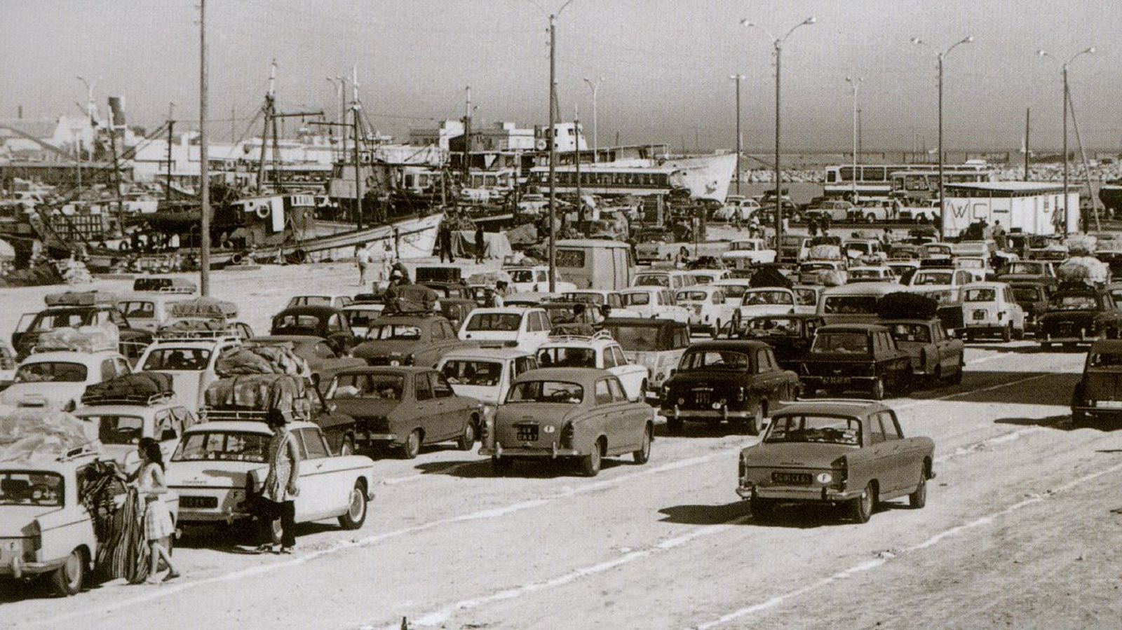 Vehículos preparados para embarcar en la Operación Tránsito del año 1970.