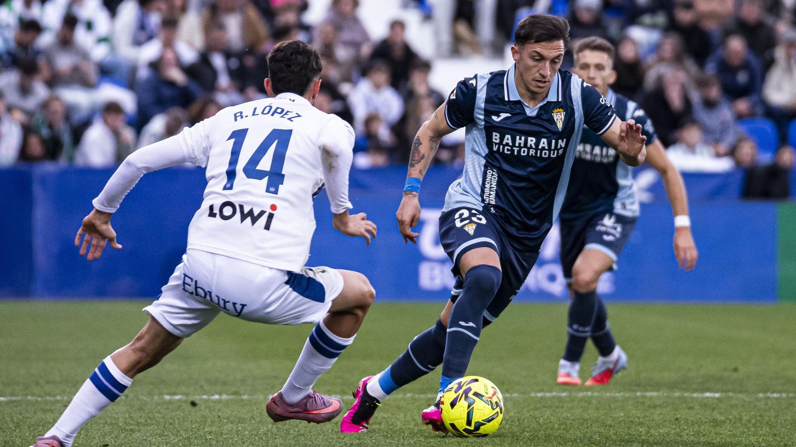 Carracedo encara a Roberto López en la primera parte del Leganés - Córdoba CF.
