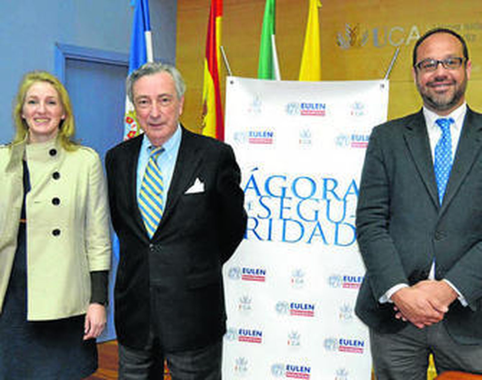 Jorge Dezcallar, entre la profesora Inmaculada González y el profesor Antonio Díaz, coordinador del seminario CNI.