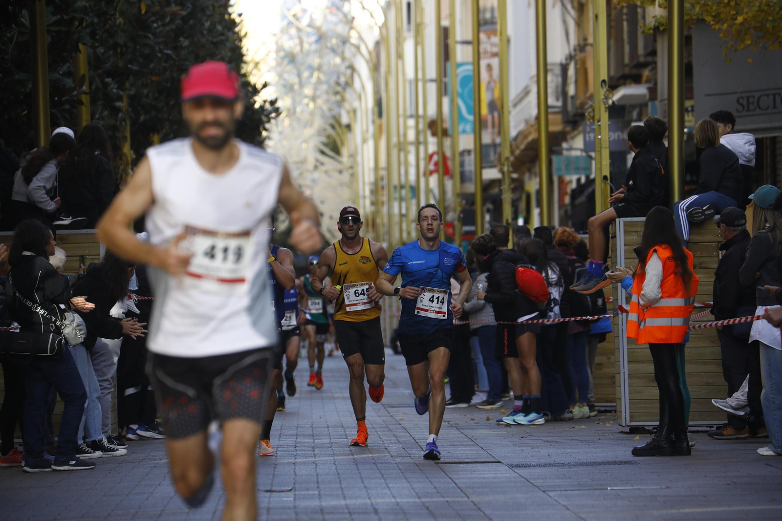 La gloria de cruzar la Puerta del Puente: las fotos de la línea de meta de la Media Maratón de Córdoba 2024