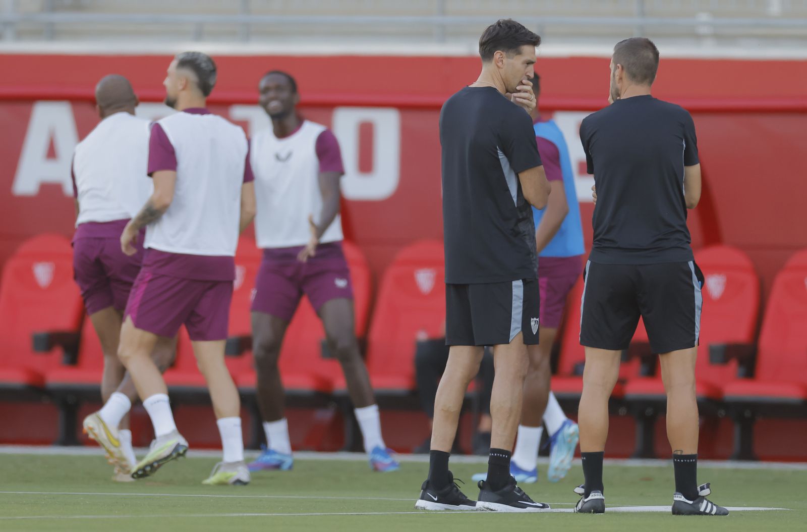 Las fotos del primer entrenamiento de Diego Alonso como entrenador del Sevilla FC
