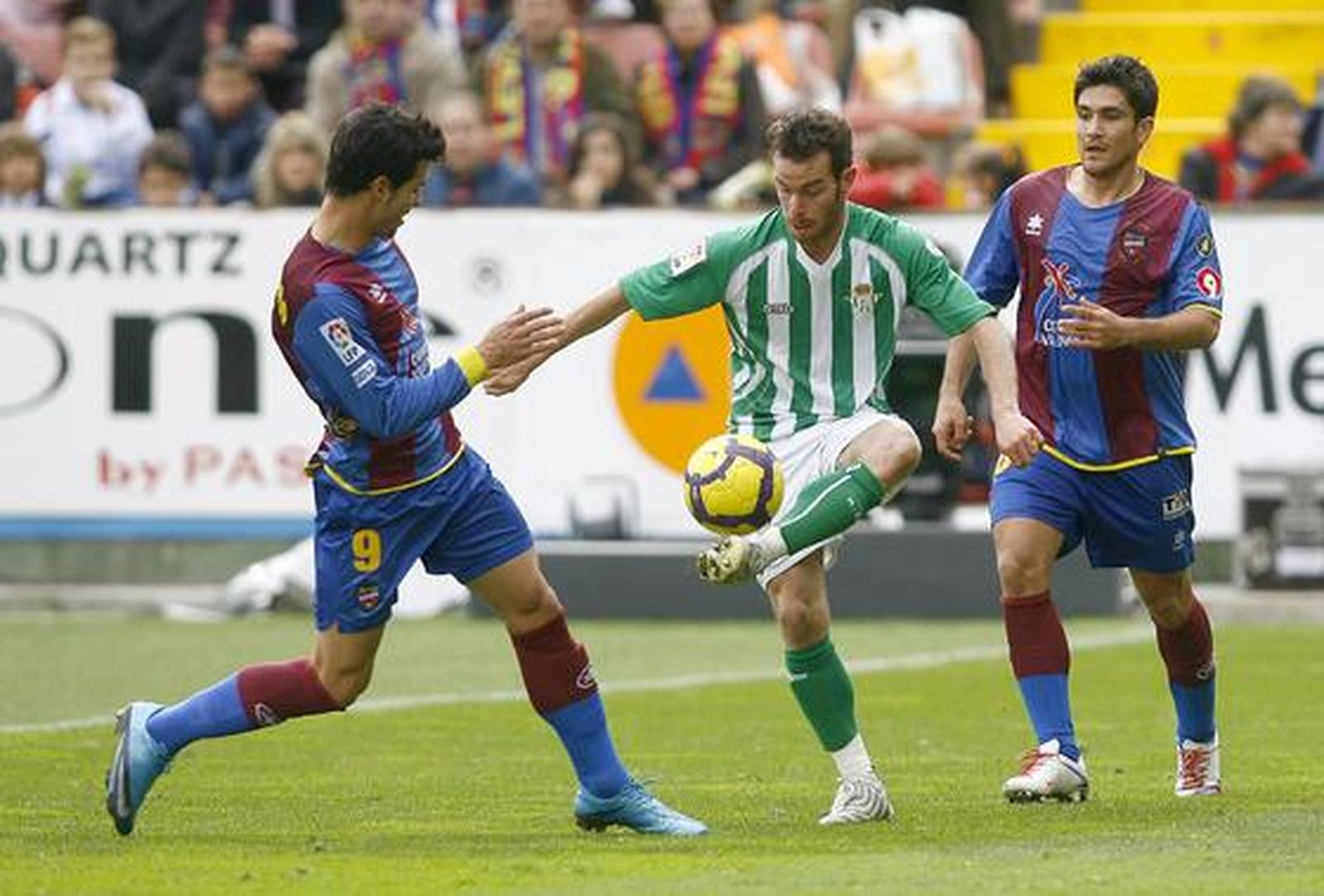 El equipo verdiblanco no puede sacar adelante los partidos lejos del Manuel Ruiz de Lopera. / LOF