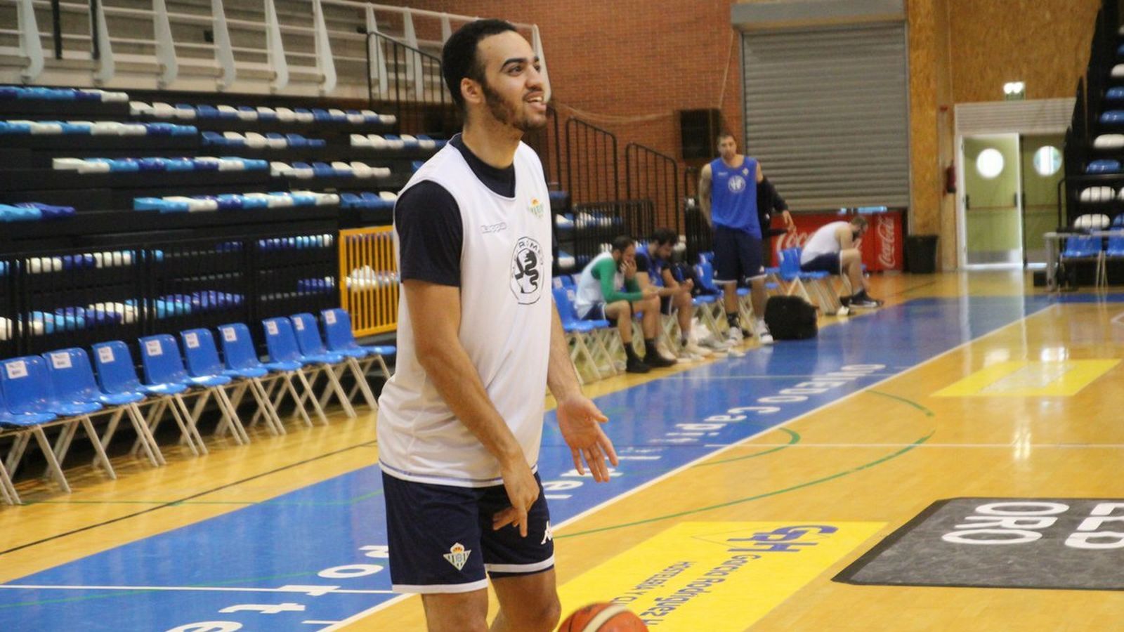 Obi se ejercita en el Polideportivo Municipal Pumarín de Oviedo.