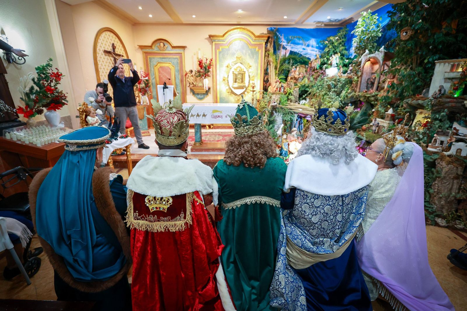 Imágenes de los Reyes Magos en Cádiz: muchas visitas oficiales en la mañana y todo listo para la Cabalgata por la tarde
