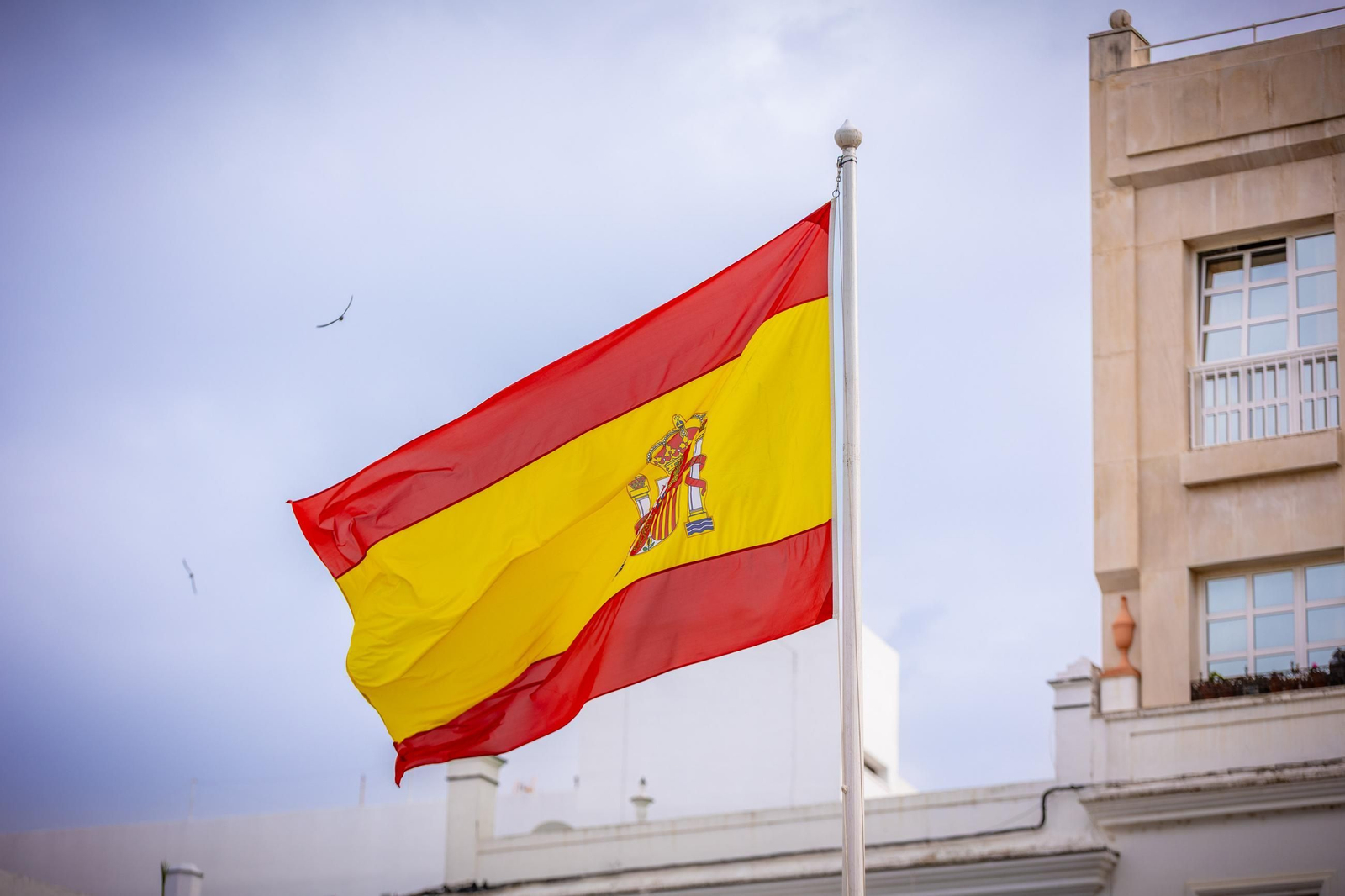 Solemne izado de la bandera en el centro de San Fernando, en imágenes