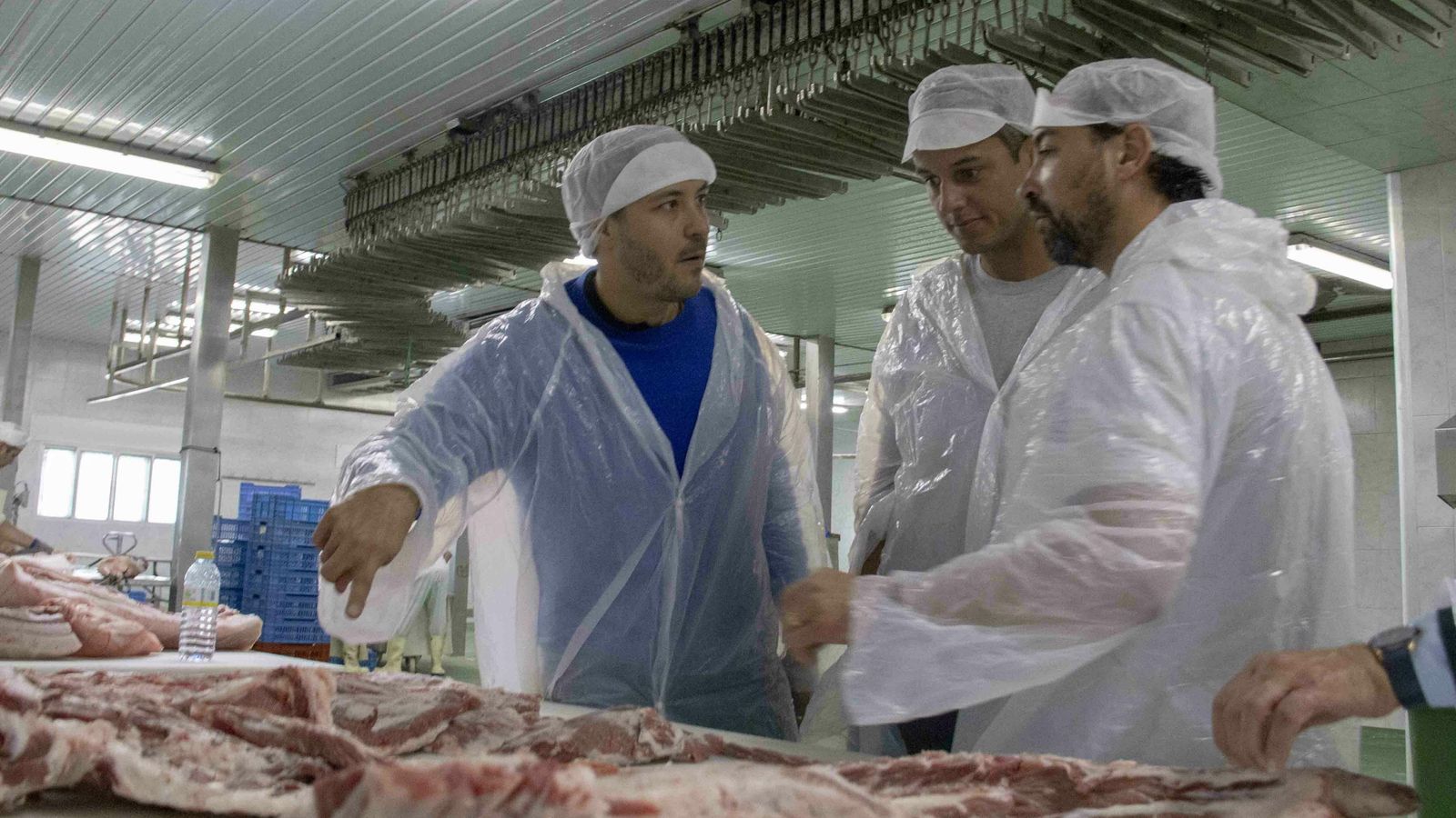 Alejandro Naranjo, Pierre Augé y Rafael Gomes ante un cerdo despiezado.