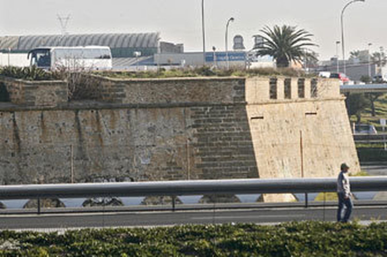 Imagen parcial de la muralla de Cortadura. /Joaquín Pino