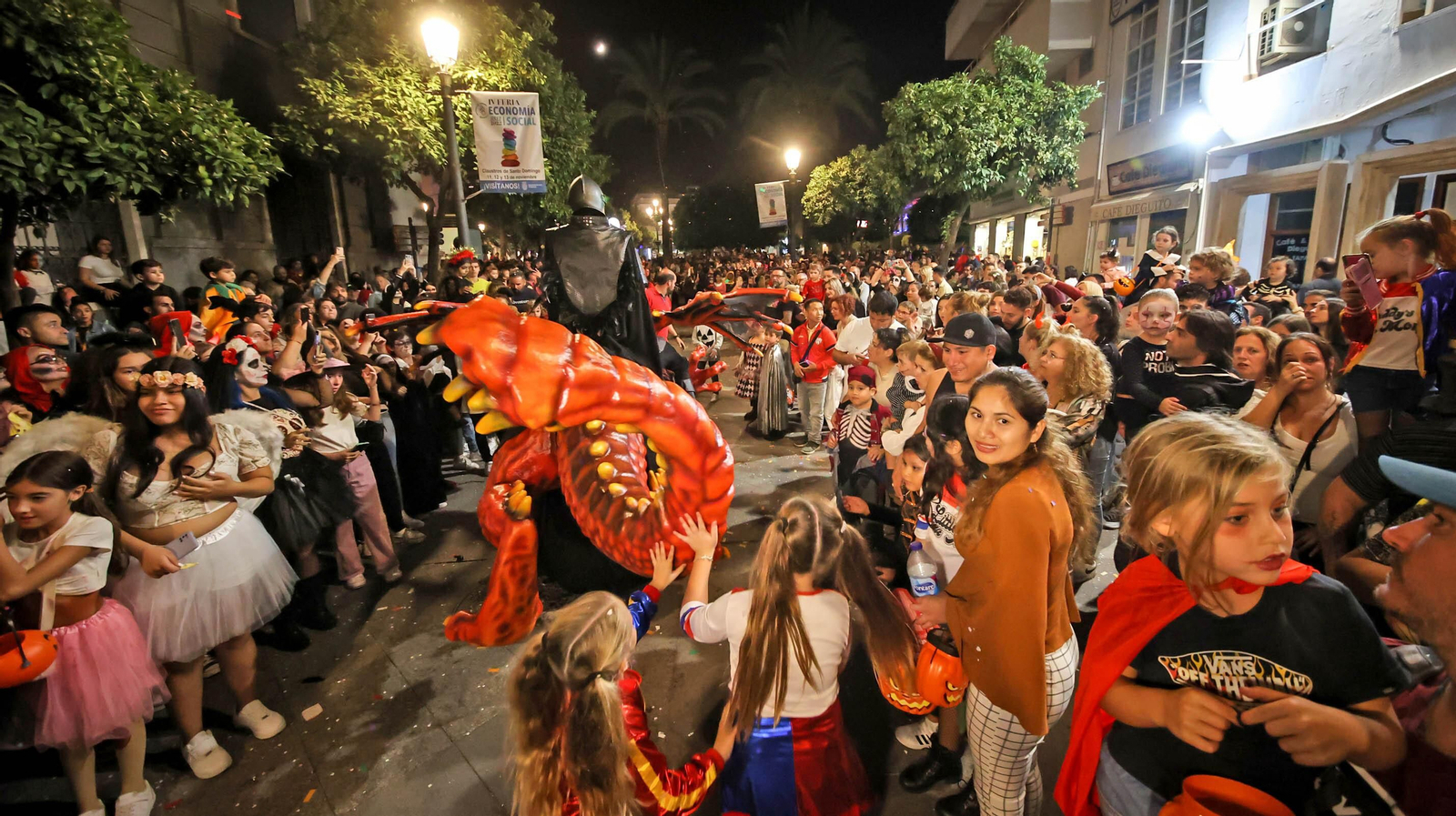 El desfile de Halloween llena las calles de Jerez