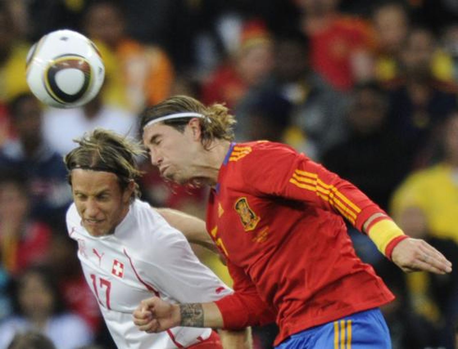 Ramos despeja de cabeza. / Reportaje gráfico: EFE, Reuters, AFP