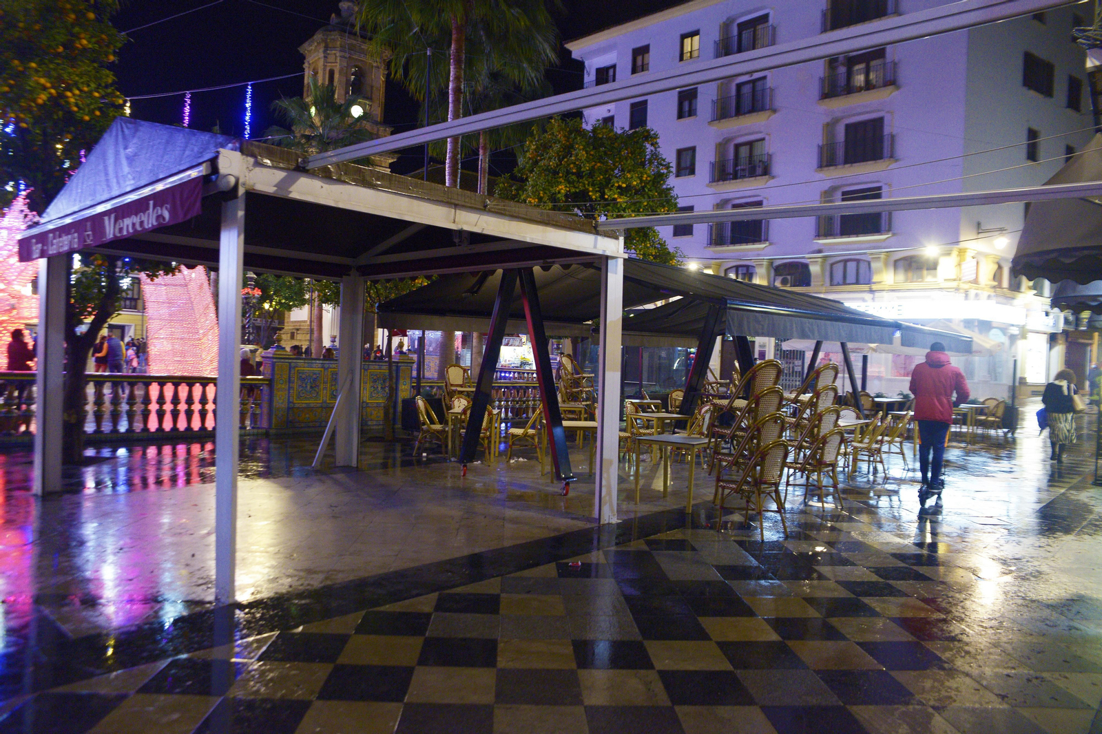 Fotos de ambiente de las calles de Algeciras el primer fin de semana de horario nocturno.