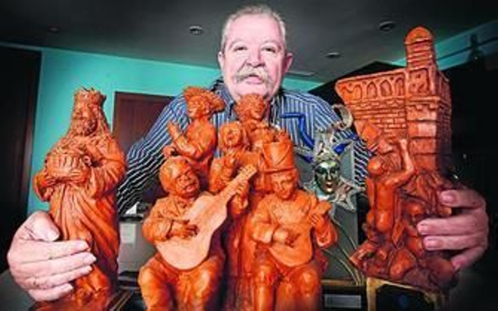 Julio Pardo en la mañana de ayer posando en su domicilio con varios de los trofeos conseguidos durante su dilatada trayectoria carnavalesca.