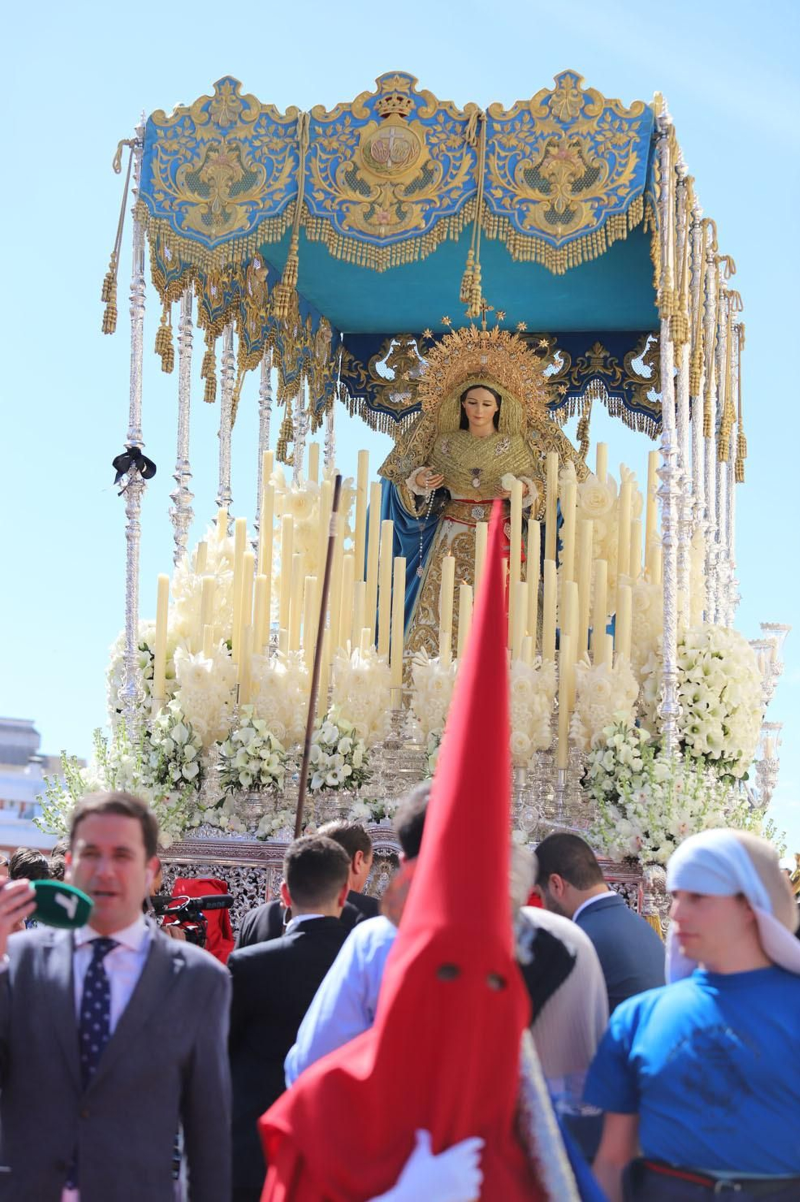 Imágenes del recorrido de la Borriquita  por las calles de Huelva