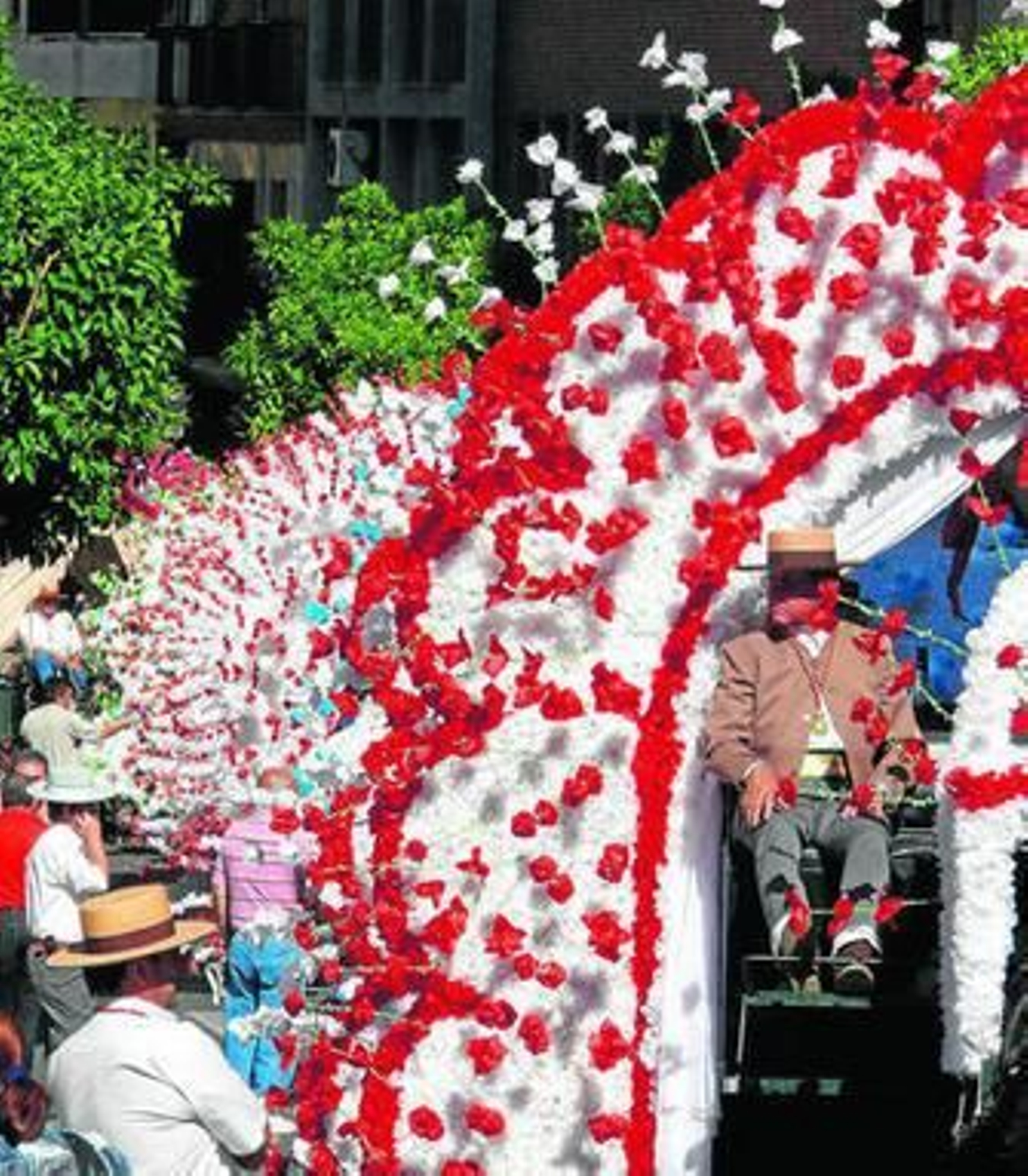 Las carretas visten de color el blanco santuario de la Virgen del Rocío.