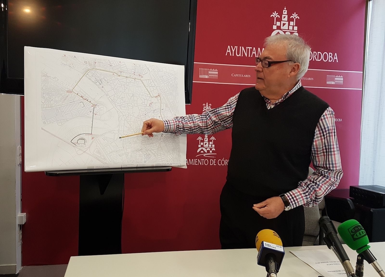 El teniente de alcalde de Seguridad, Emilio Aumente, muestra el recorrido de la Cabalgata.