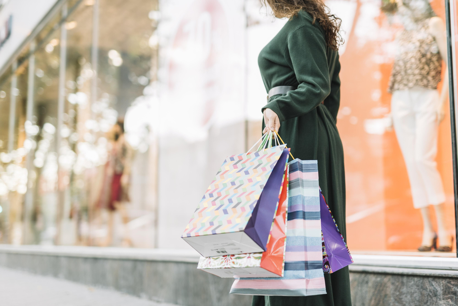 Una mujer con bolsas de compras