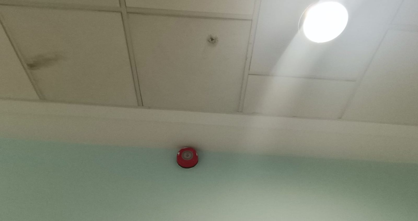 Las imágenes de los desperfectos y roturas denunciados en Urgencias de Huelva