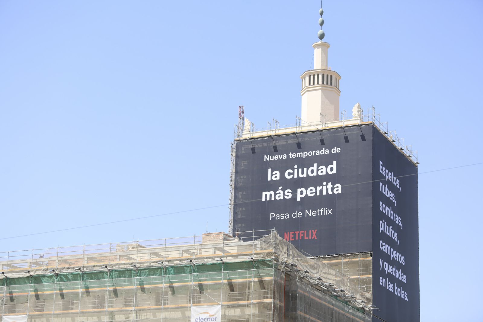 Las fotos de La Equitativa de Málaga, 'vestida' con Netflix