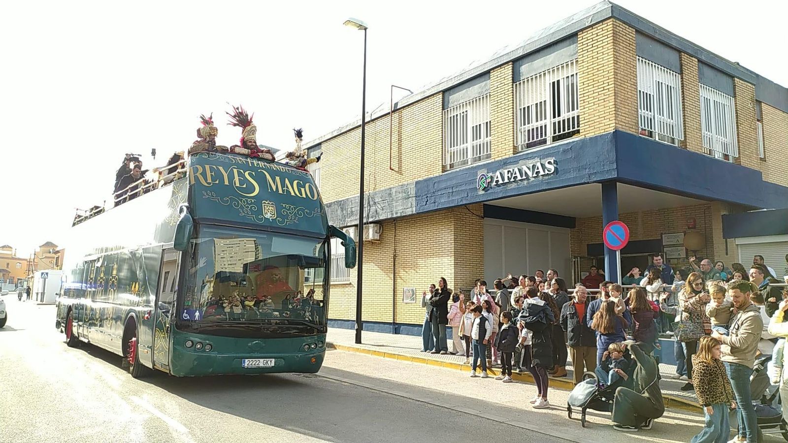 Melchor, Gaspar y Baltasar a bordo del Autobús Real recorren la ciudad de San Fernando Melchor, Gaspar y Baltasar a bordo del Autobús Real recorren la ciudad de San Fernando