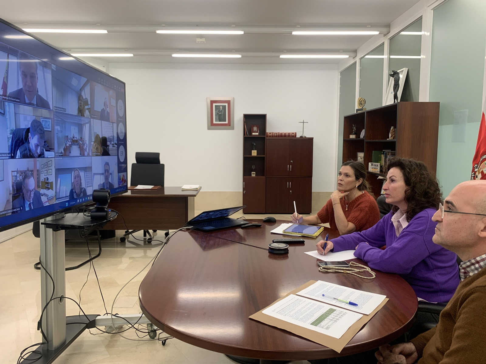 La alcaldesa participó en el encuentro con interlocutores de Gobierno y Junta