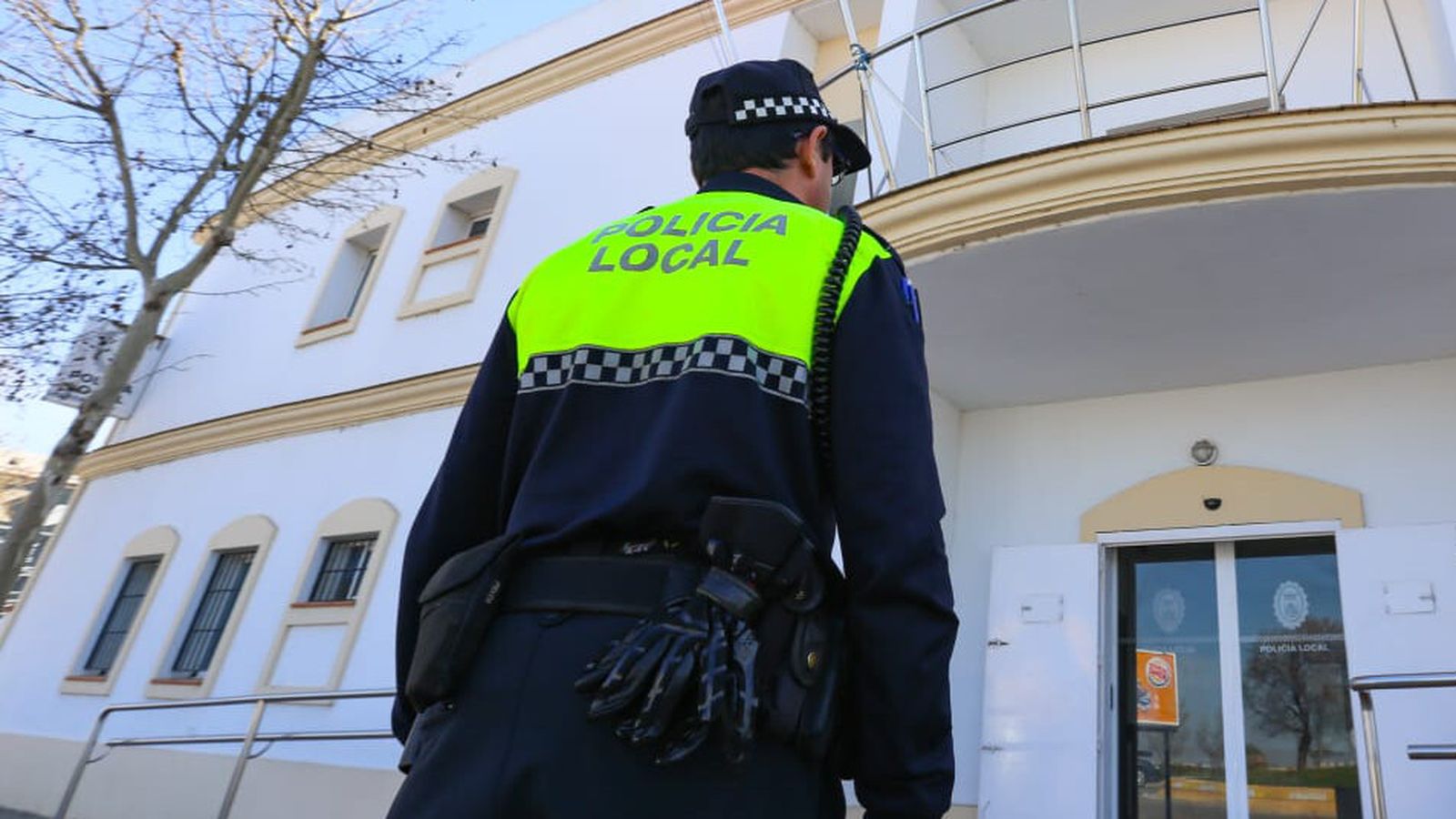 Un agente de policía local.