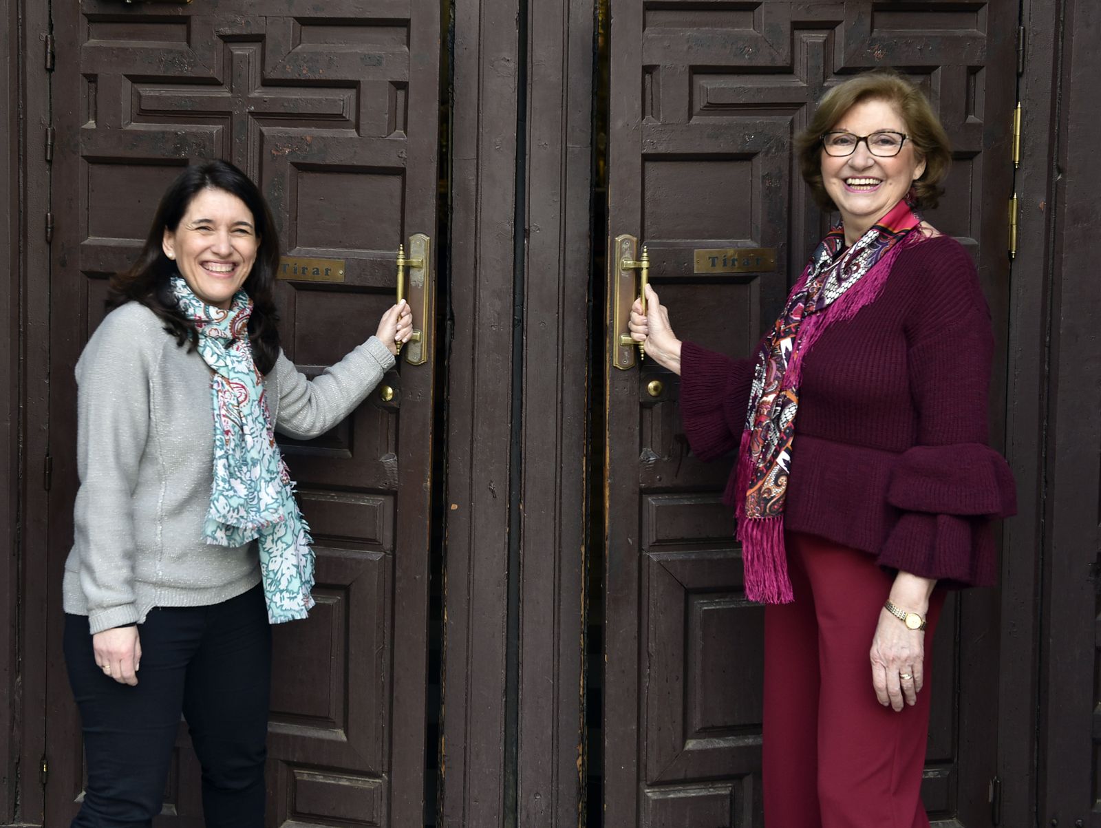 Rosa Guerra, diputada de Caridad de la Hermandad de los Negritos, y Maruja Vilches, hermana mayor de los Javieres.