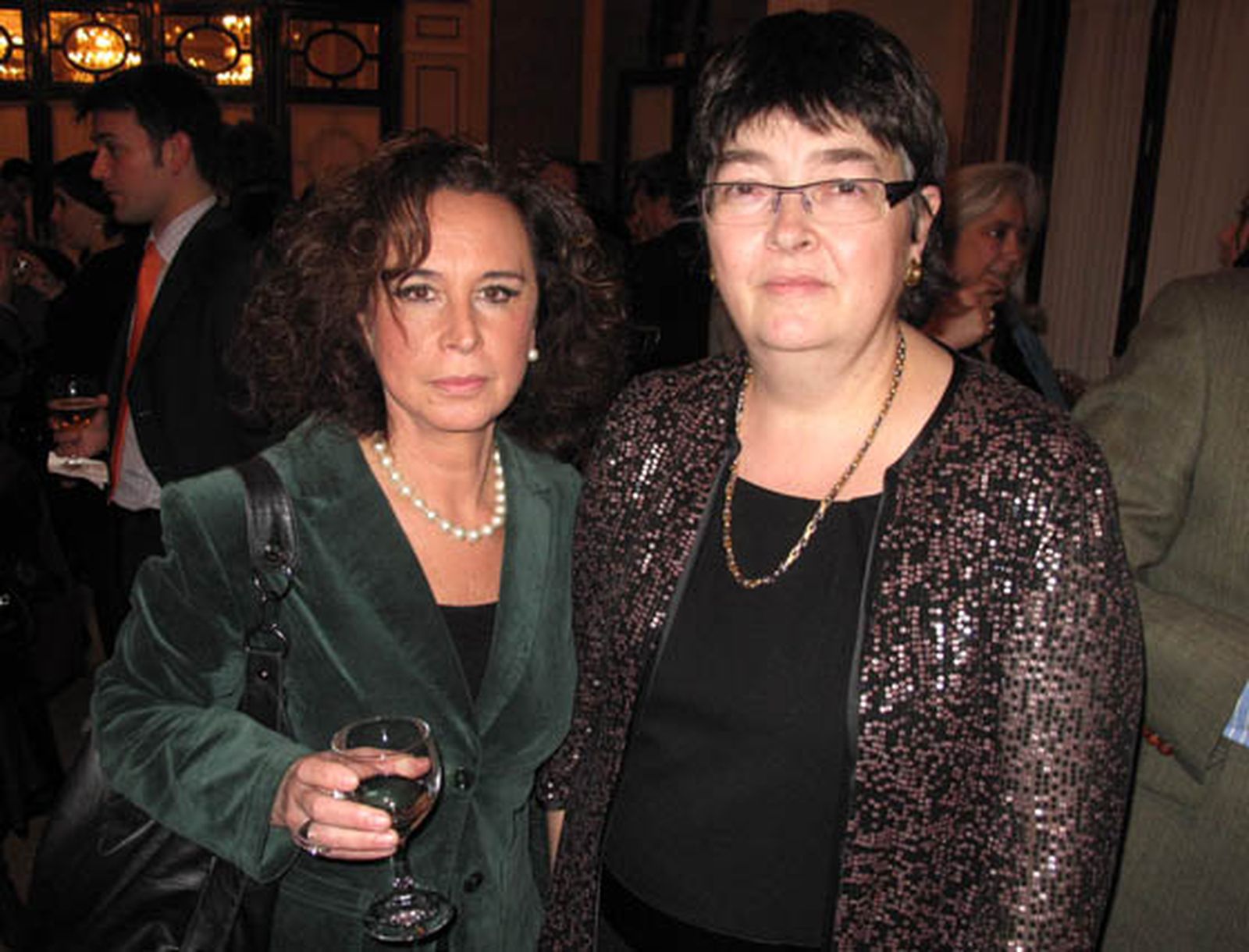 La comisaria de arte Carmen Carmona y Mercedes Egaña, propietaria del Restaurante Egaña Oriza.

Foto: Victoria Ramírez