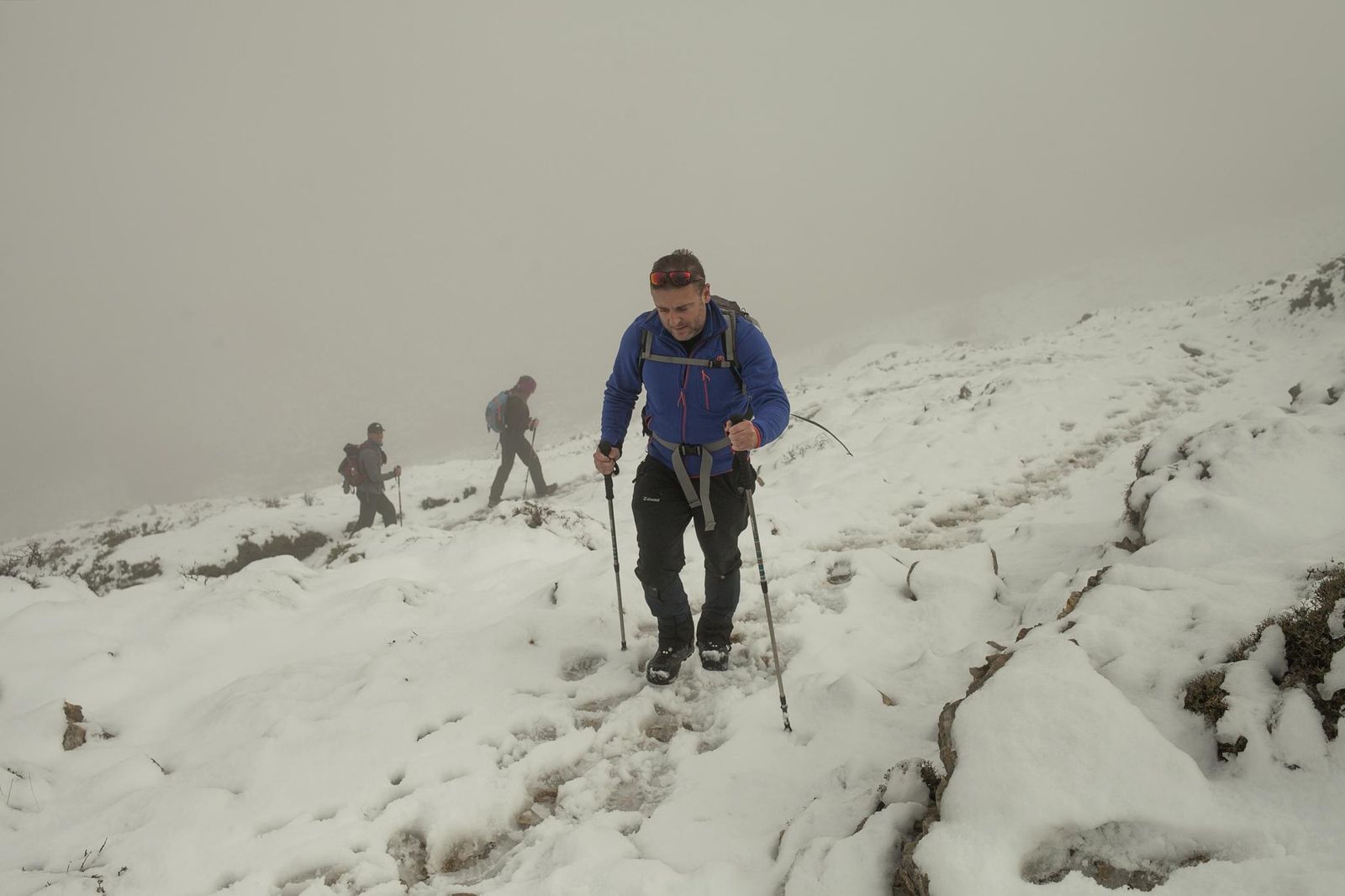 Balsa de agua en una carretera.