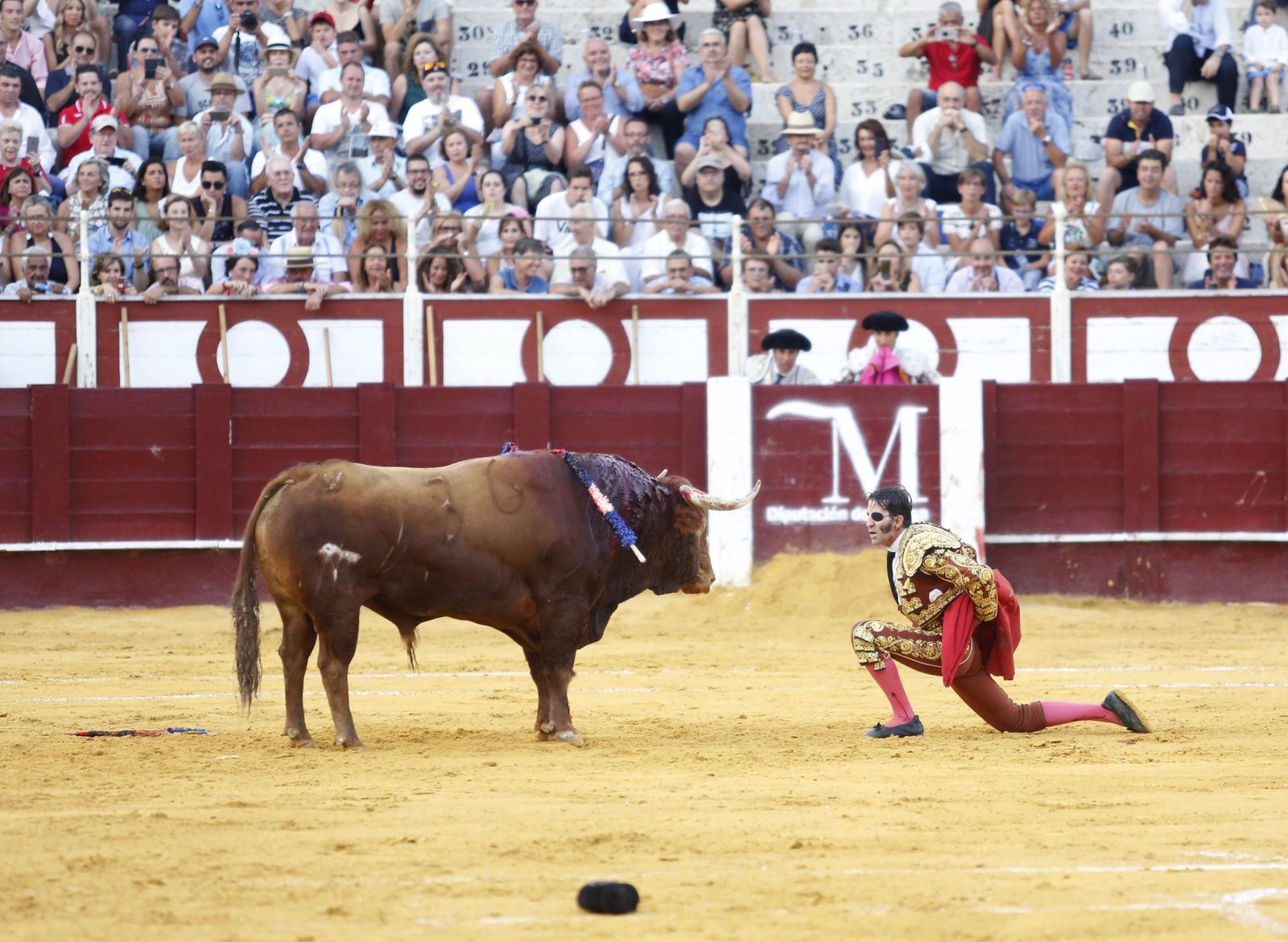 Juan José Padilla, rodilla en tierra, en un desplante al cuarto de El Pilar al que le cortó una oreja.