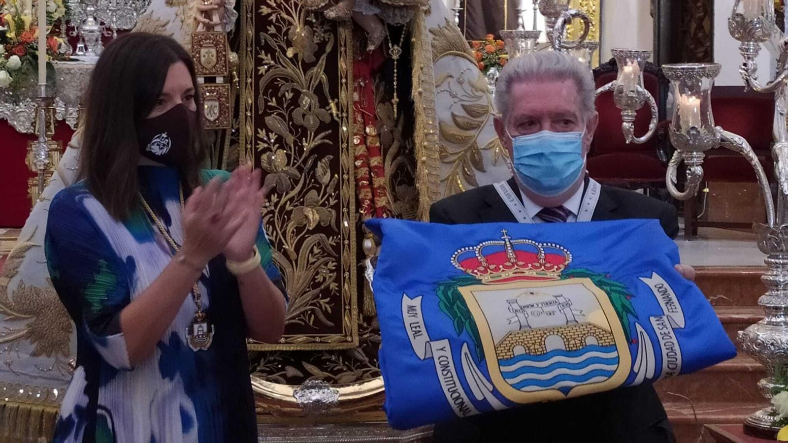 El hermano mayor del Carmen, Salvador Fornell, tras recibir de la alcaldesa, Patricia Cavada, la bandera de la ciudad.