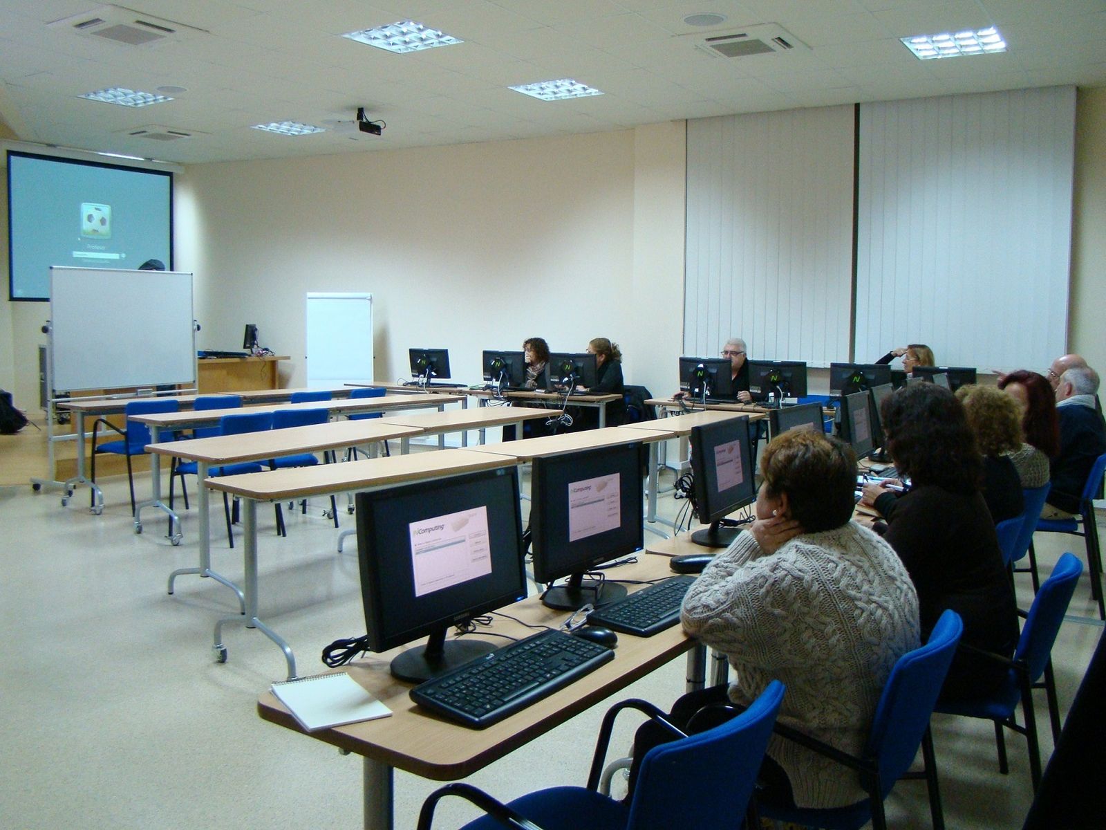 Talleres de informática de la federación de asociaciones de vecinos Isla de León, en una imagen de archivo.