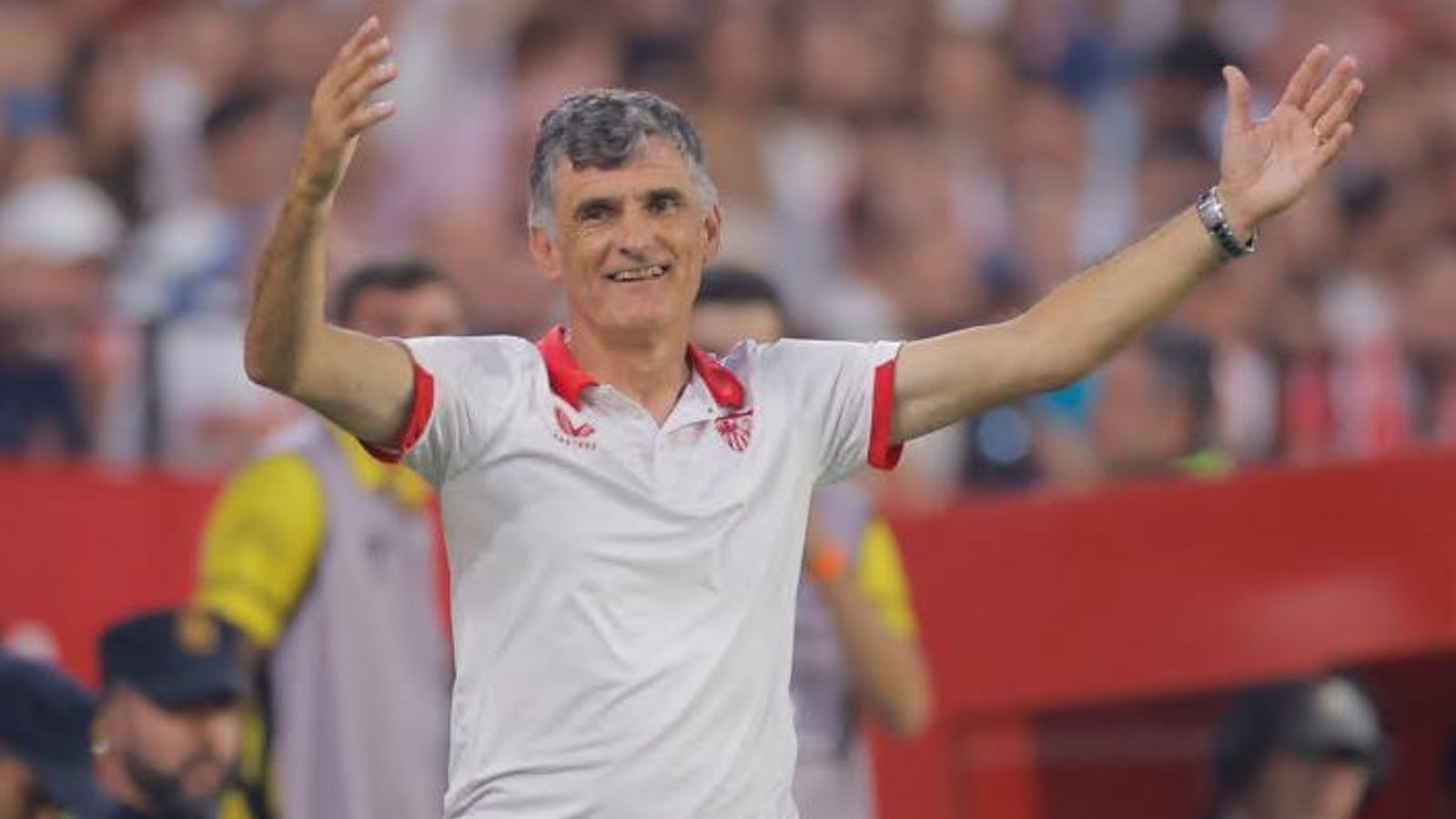 Mendilibar alza los brazos en un lance del partido ante el Almería.