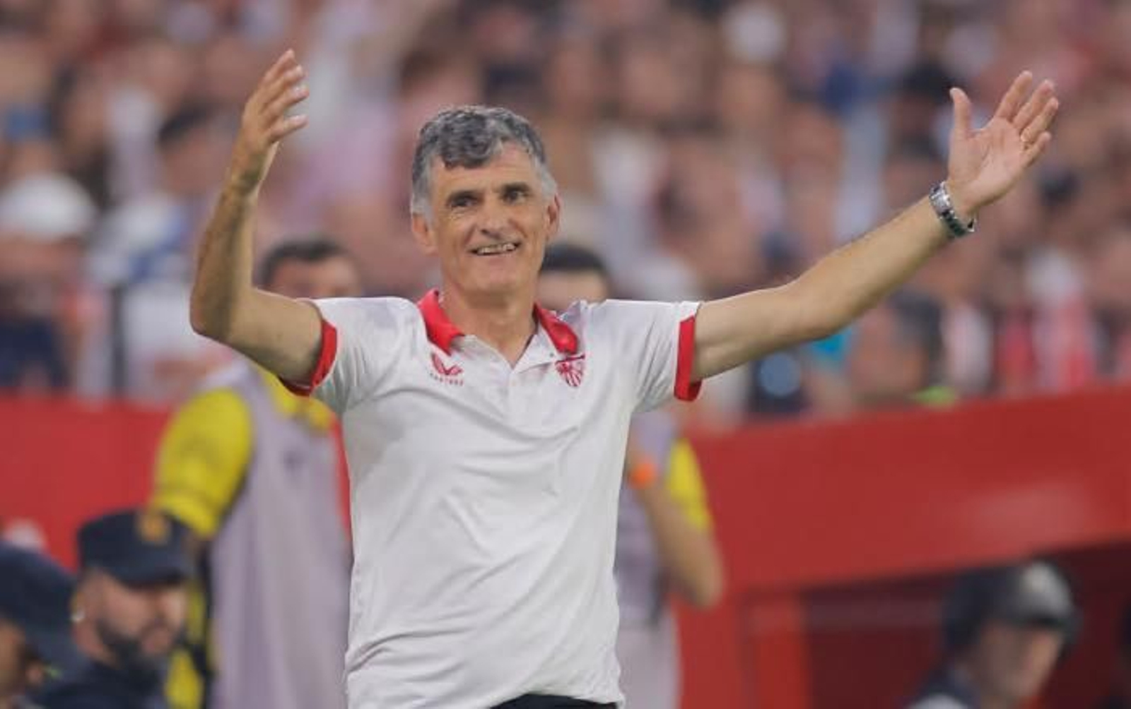 Mendilibar alza los brazos en un lance del partido ante el Almería.