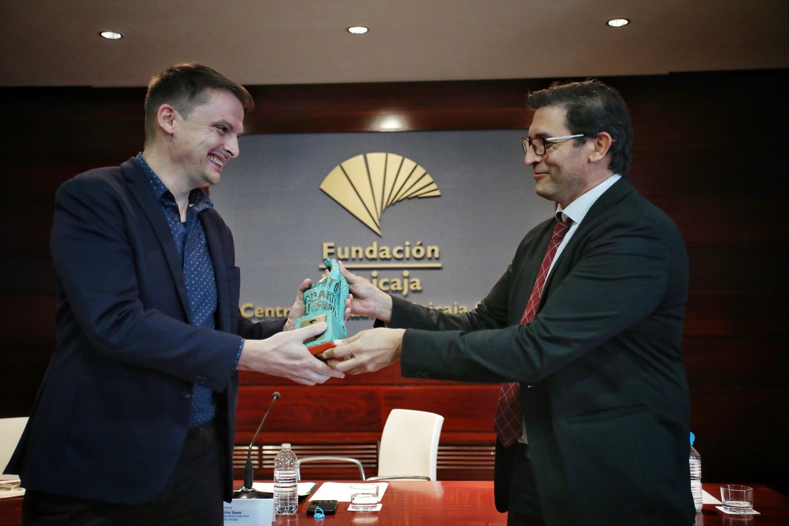 Laureano Debat (izquierda) recibe la estatuilla del premio de manos de Rafael Muñoz.