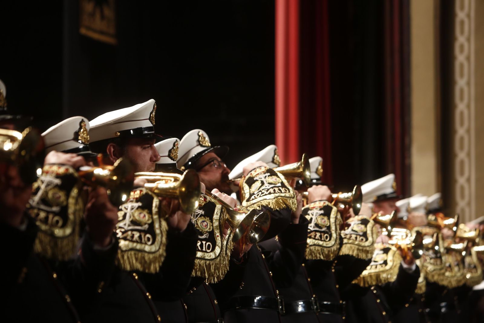 Fila de cornetas de la banda del Rosario, en el escenario del Gran Teatro Falla la Cuaresma del pasado año.