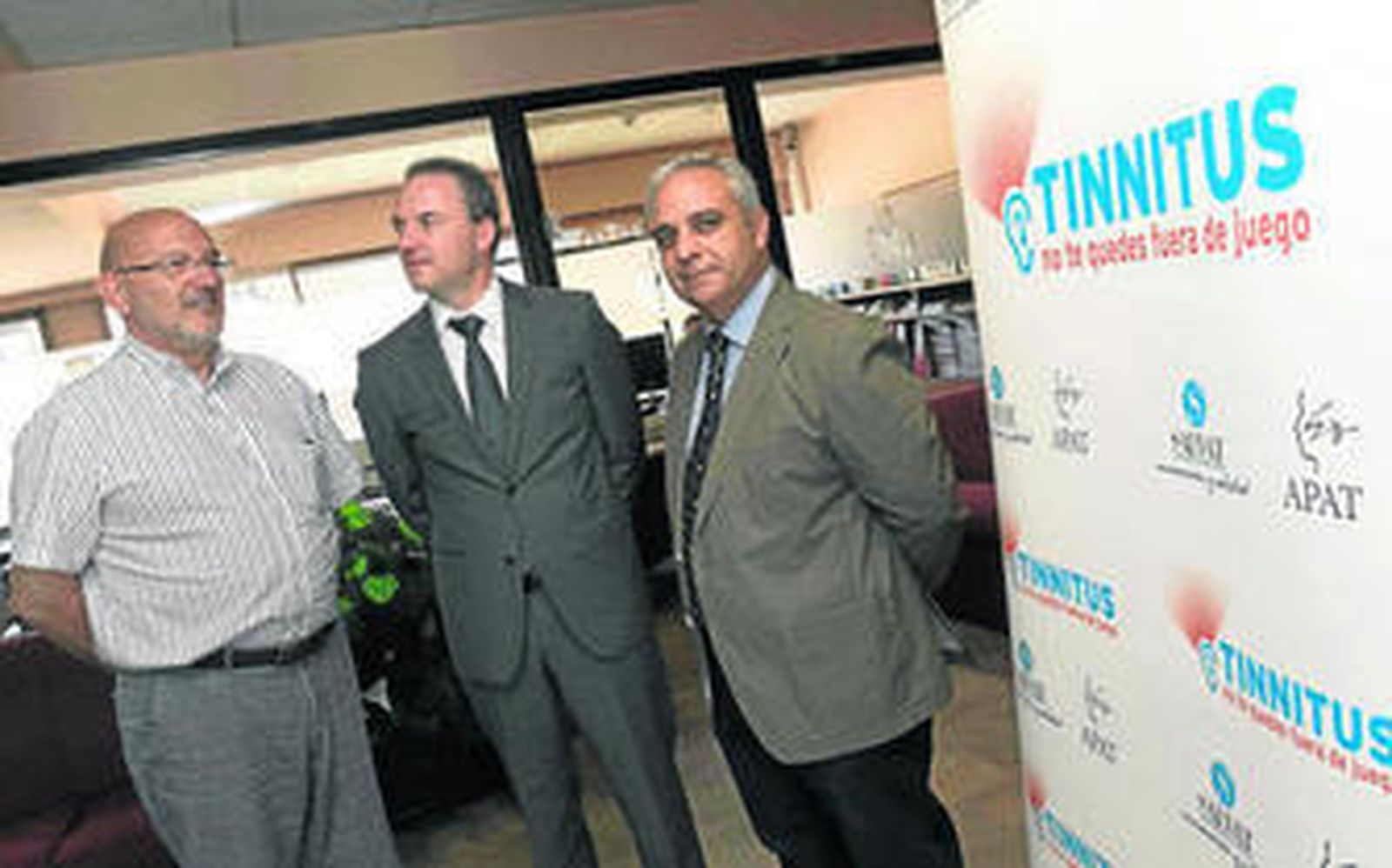 Joaquín Pérez, de APAT; Joerg Behrendt, de los Laboratorios Salvat; y el médico Jesús López, del Quirón Sagrado Corazón.