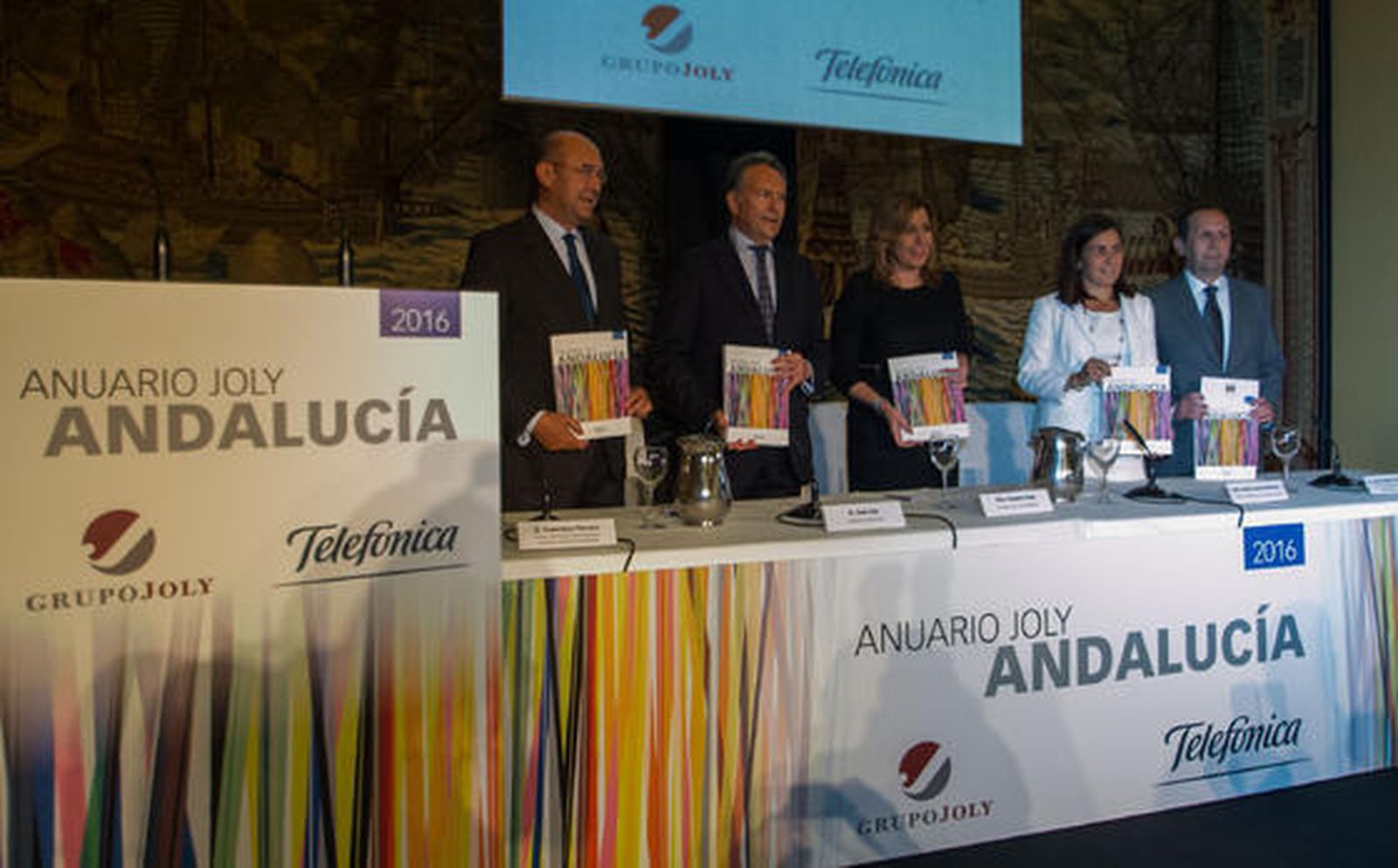 El director del Anuario, Francisco Ferraro; José Joly, presidente del Grupo Joly; Susana Díaz, presidenta de la Junta de Andalucía; María Jesús Almazor, directora del Territorio Sur de Telefónica; y José Antonio Carrizosa, director de 'Diario de Sevilla', posan con la obra durante el acto de presentación celebrado en el Real Alcázar de Sevilla.  Foto: Juan Carlos V?uez / Victoria Hidalgo