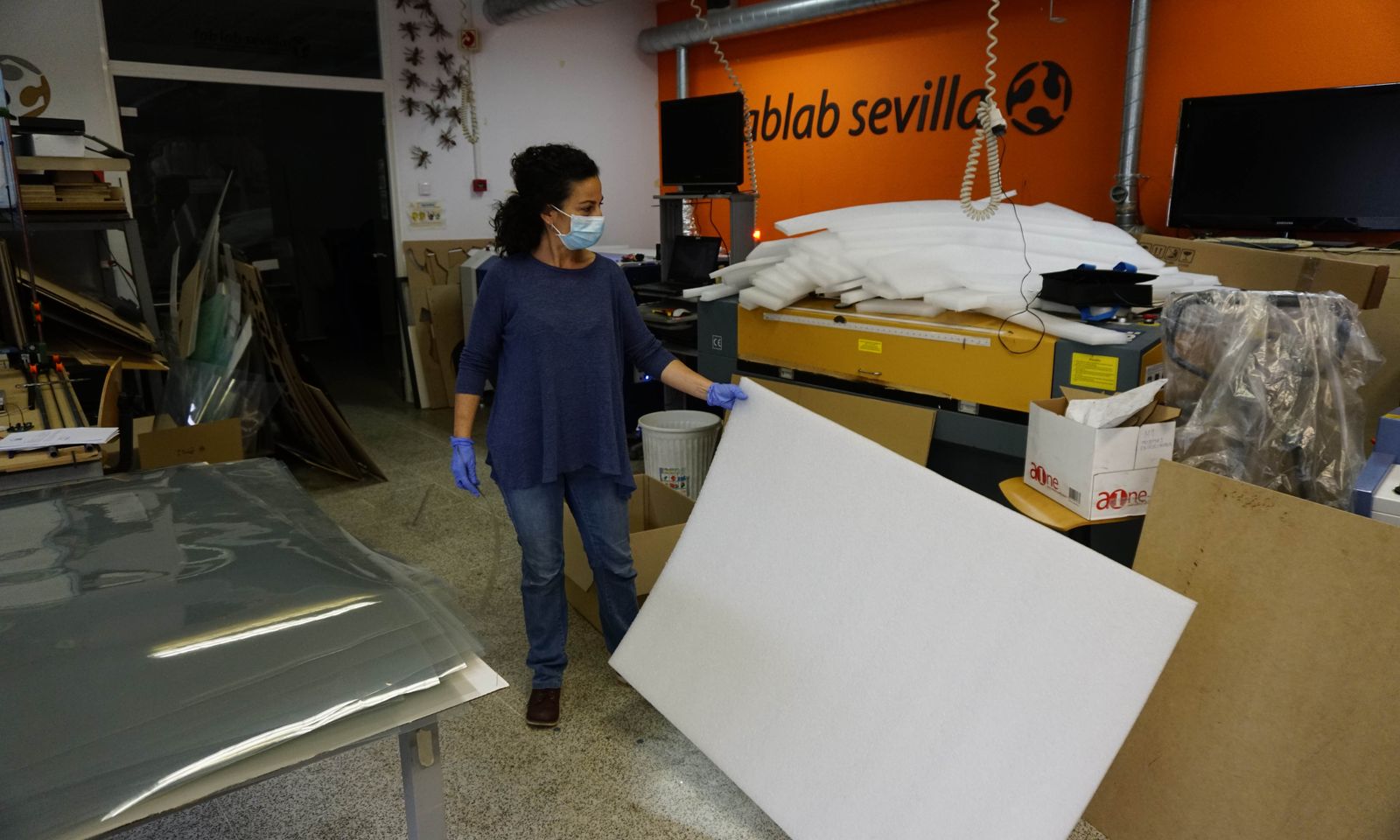 Coronavirus en Sevilla: El Fablab de la Escuela de Arquitectos fabrica mil mascarillas al día.