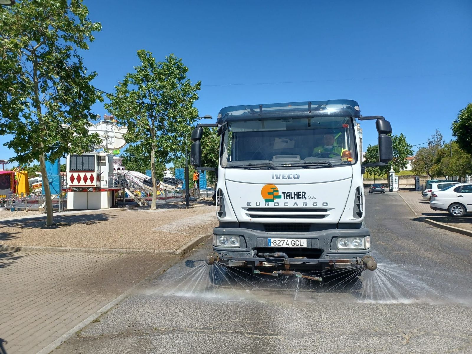 Camión limpia y desinfecta el recinto ferial de Pozoblanco.