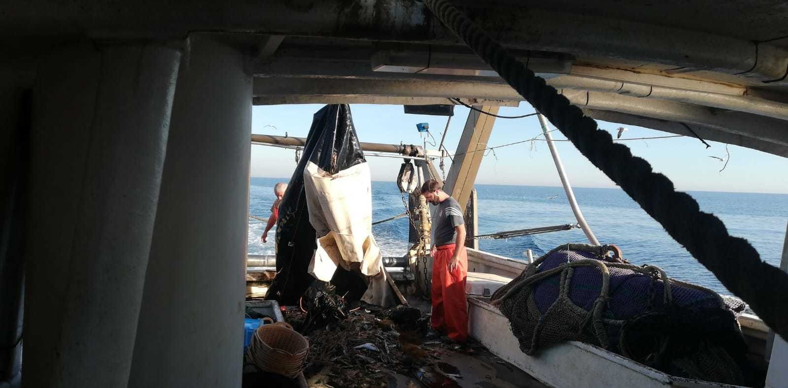 El patrón mayor de Motril, Ignacio López, 'pescó' el lunes una patera