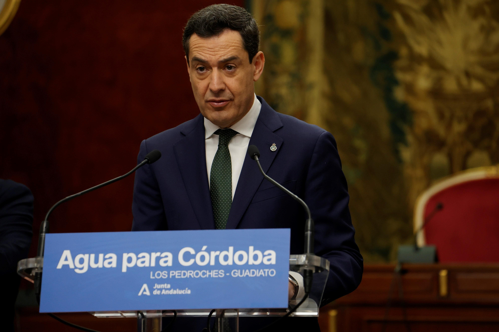 La visita de Juanma Moreno a la Diputación de Córdoba, en imágenes