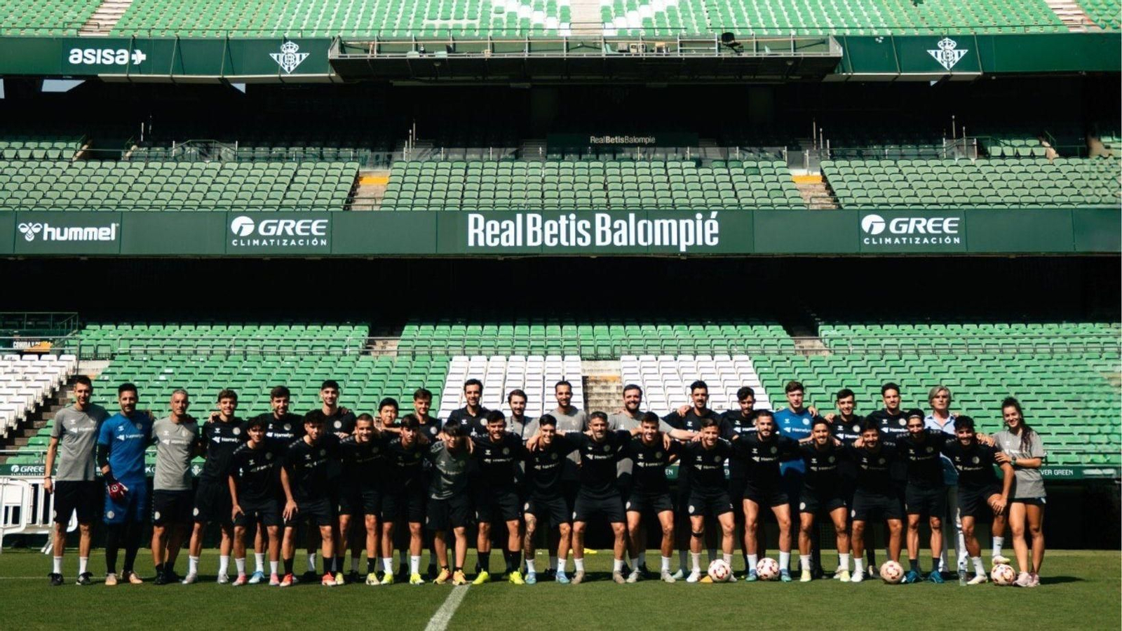 El equipo del Club Atlético Central entrena en el Benito Villamarín El equipo del Club Atlético Central entrena en el Benito Villamarín