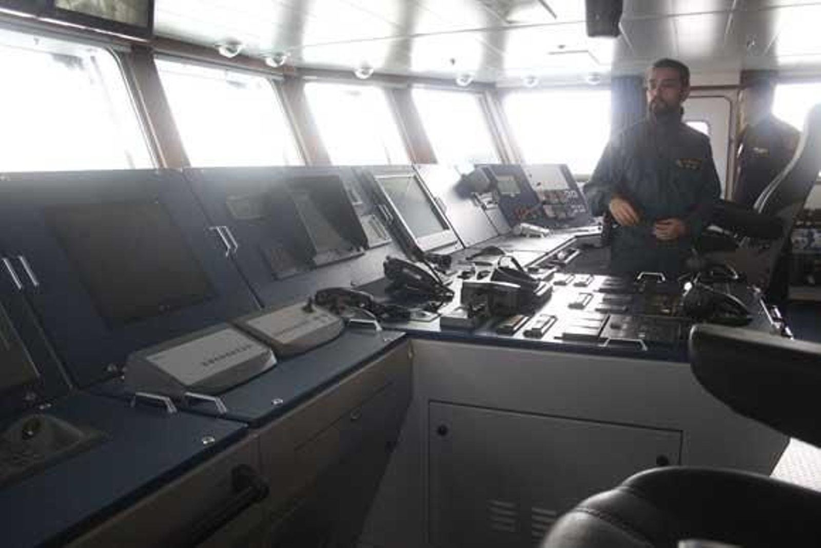La superpatrullera 'Río Segura' hace escala en el puerto de Algeciras para repostar. Tiene 73 metros de eslora y está destinada para las misiones de la Guardia Civil en alta mar./Fotos:Vanessa Pérez

Foto: Vanessa Perez