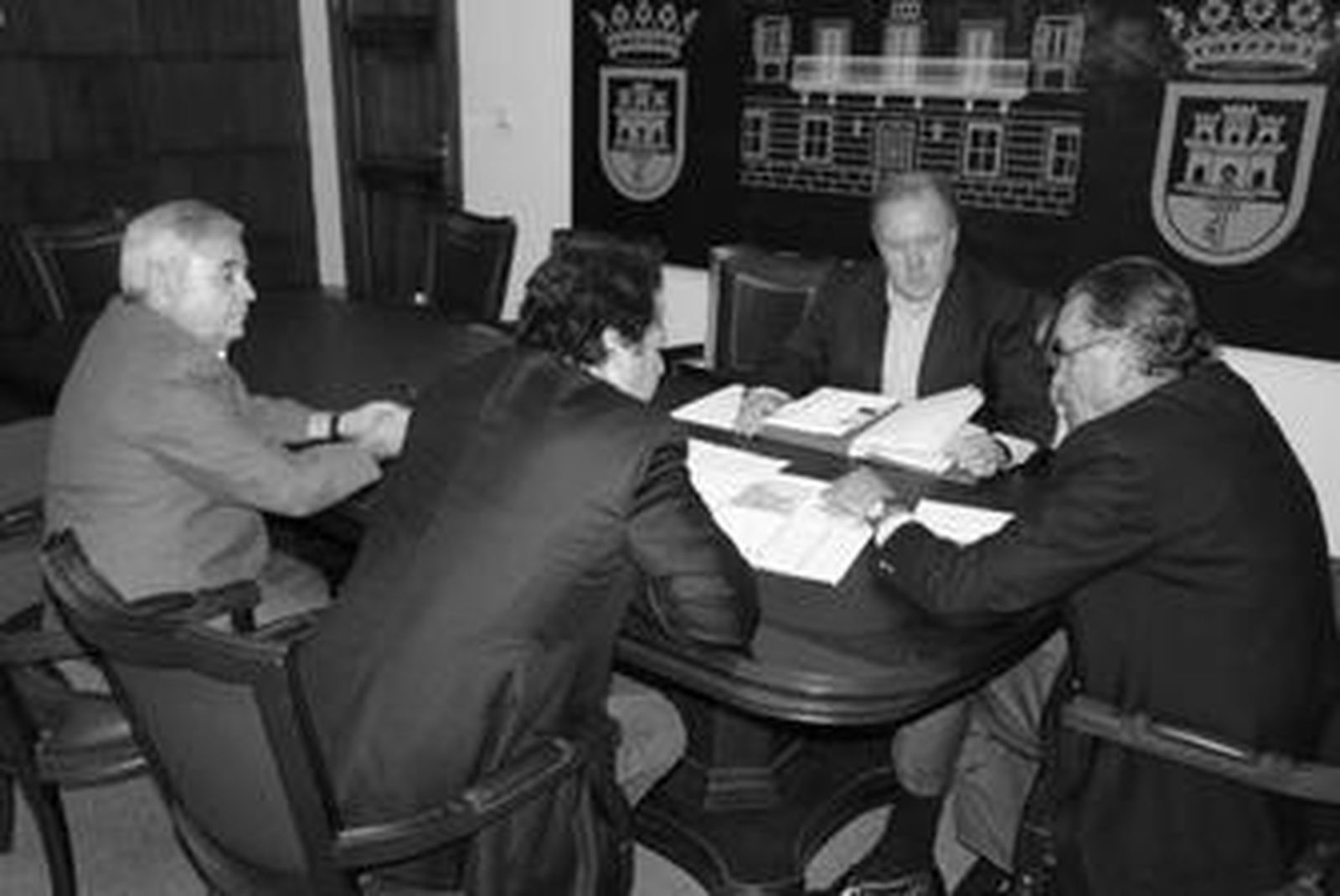 Fernando Palma e Ignacio Zóbel junto a dos técnicos, ayer en el Ayuntamiento.