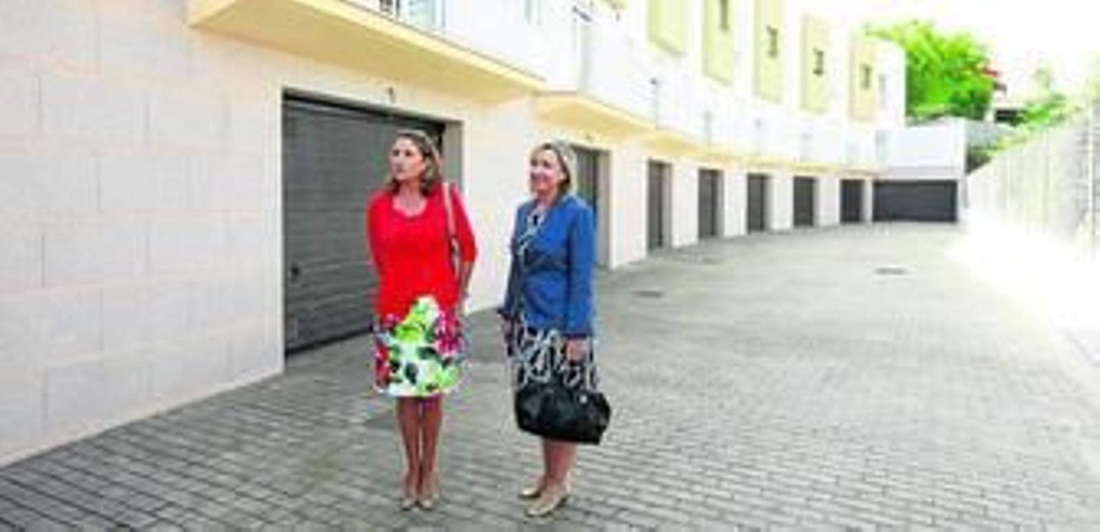 La concejal de Urbanismo (izqda.) lleva desde el año 2009 intentando vender o alquilar las viviendas de El Fargue.