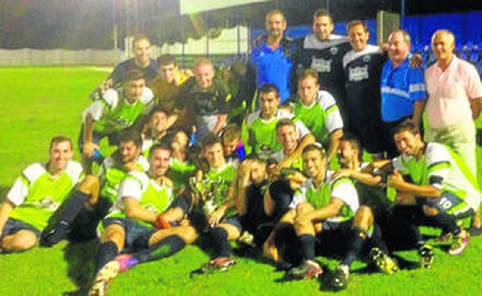 El Mazagón posa con el Trofeo Virgen de los Milagros conquistado en Palos de la Frontera.