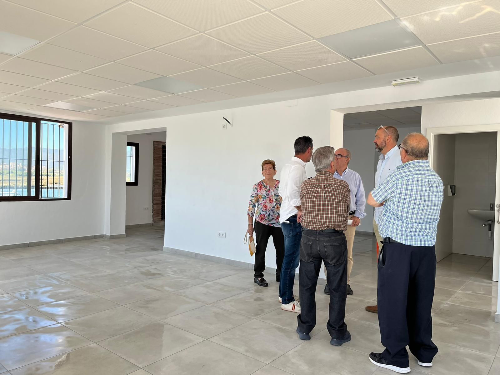 Las autoridades y directivos del Centro de Día de Palmones, en la zona ampliada.