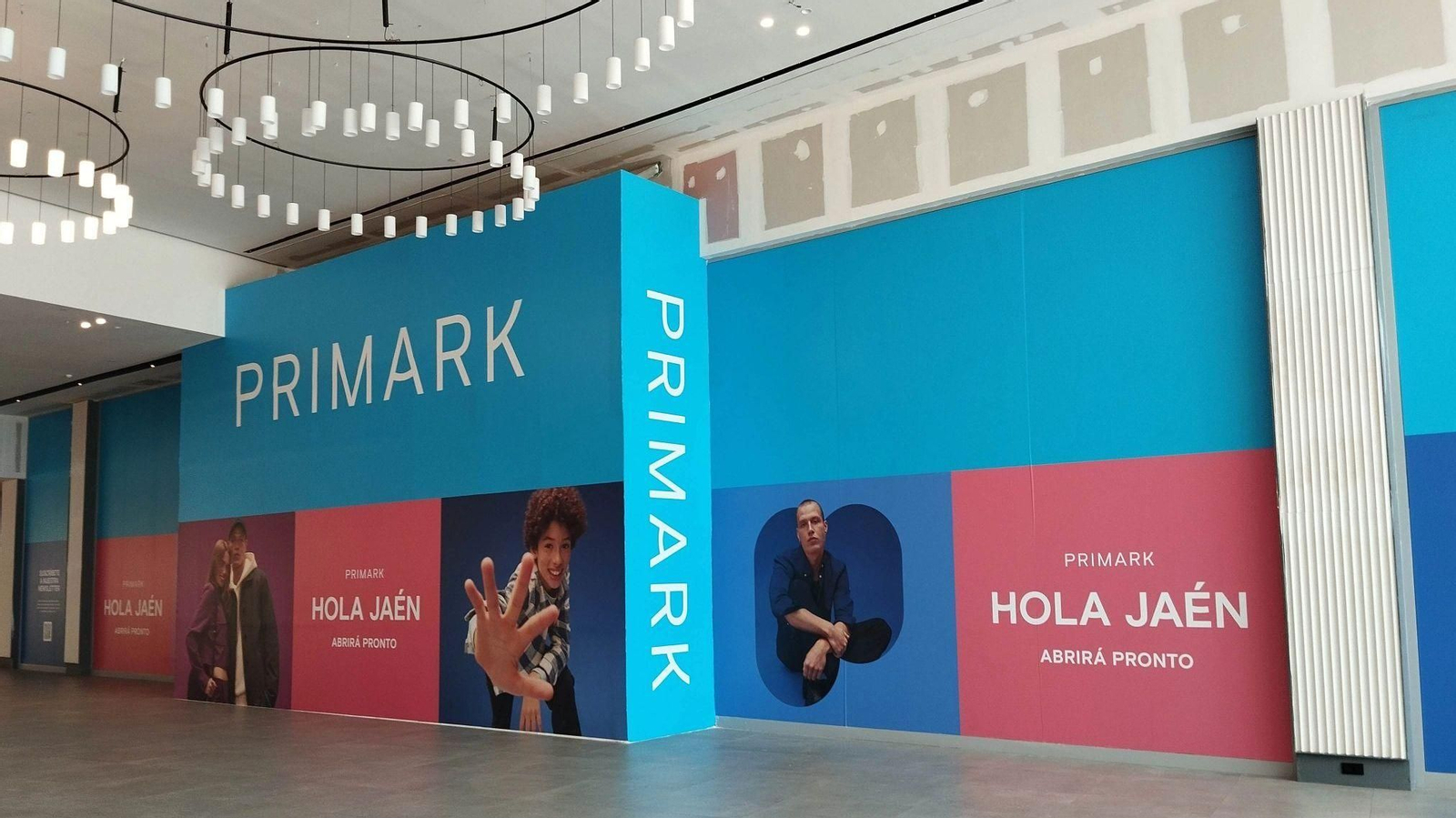 Paneles que anuncian la apertura del local en el centro comercial Jaén Plaza.